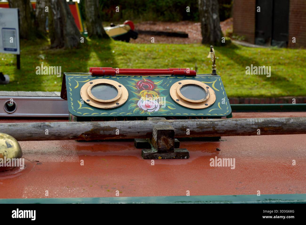 Traditional Canal Boat Portholes mit Blumenkunst in England Stockfoto