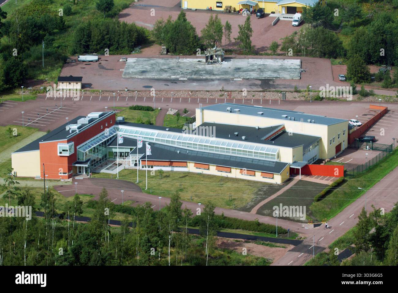 PAF-ZENTRALE 1999-2015, DAX FIRE, ARCHIV LUFTBILD: PAF-Zentrale in Mariehamn, Åland. Das 90er Jahre entworfene Bürogebäude wurde teilweise abgerissen und 2016 in ein modernes dreistöckiges Passivhaus umgewandelt. Dieses Bild zeigt auch die brennbeschädigten Überreste des DAX-Gebäudes, das bis zum Boden verbrannt und kurz vor der Aufnahme dieses Luftbildes vollständig entkernt wurde. Foto: Rob Watkins Stockfoto