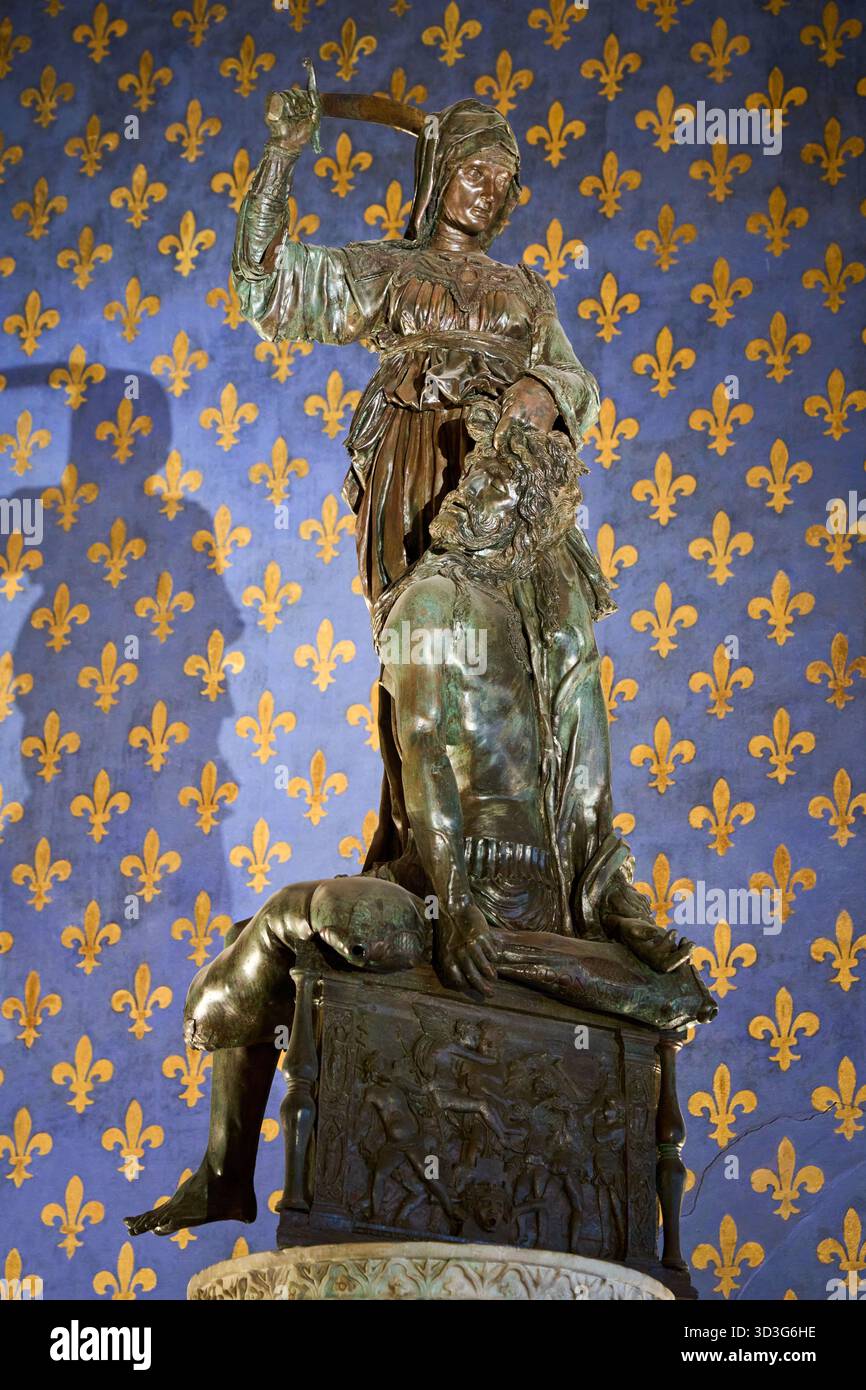 Judith und Holofernes, 1457 - 1464, Bronze, mit Marmor- und Granitsockel, Donatello (Florenz um 1386 - 1466), Liliensaal, Palazzo Vecchio, Flo Stockfoto