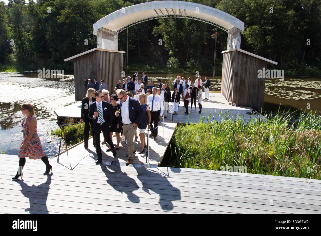 STALLHAGEN, LIVE-EVENT, SCHWIMMENDE BÜHNE: Gäste aus Finnland und Schweden begleiten Politiker und Funktionäre der Åland zu einer Führung und einem Nachmittagsbier mit Bierverkostung in der Stallhagen Brauerei. Fotos: Rob Watkins Stockfoto