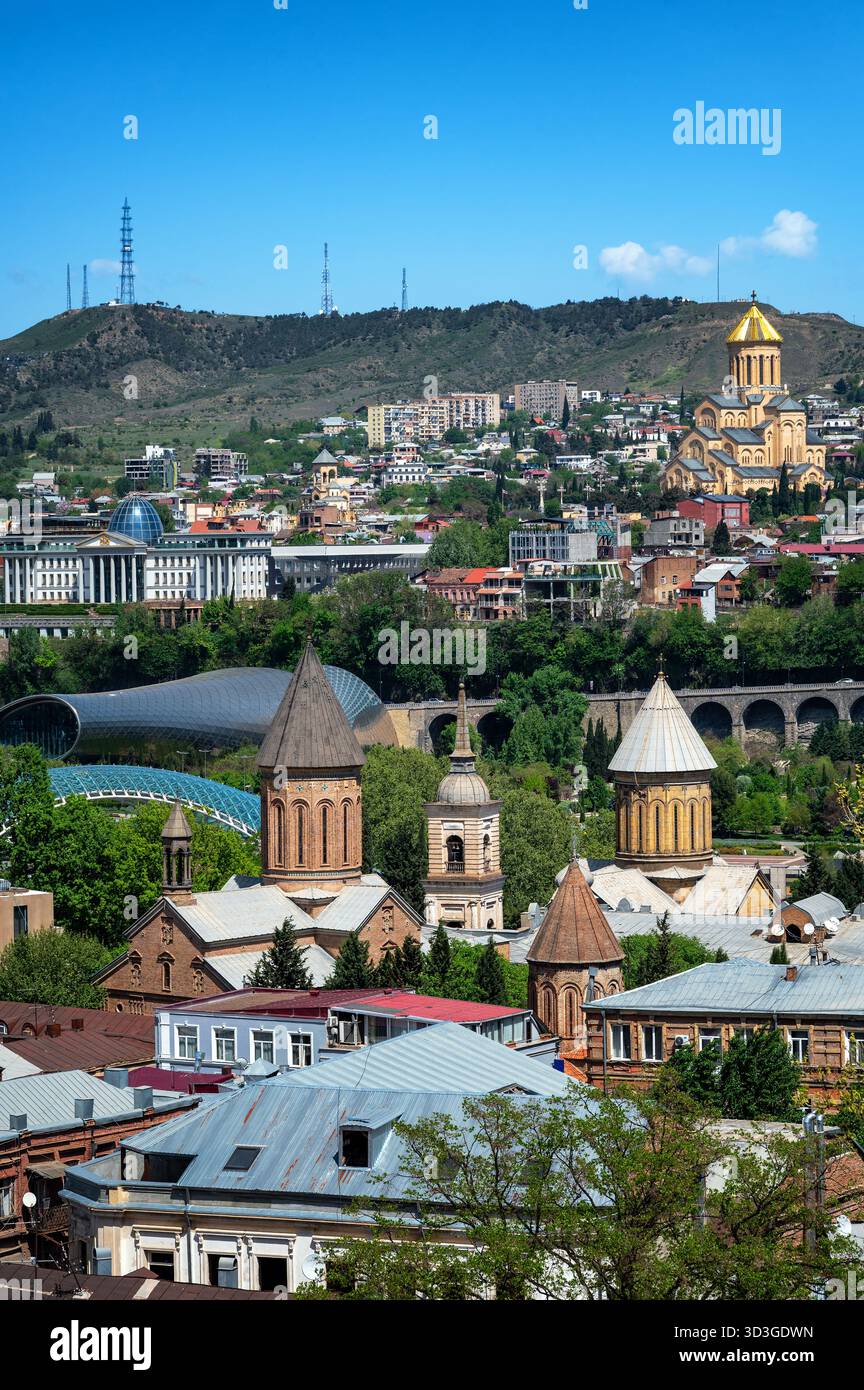 Blick auf die Kirchen im historischen Tiflis, Georgien Stockfoto