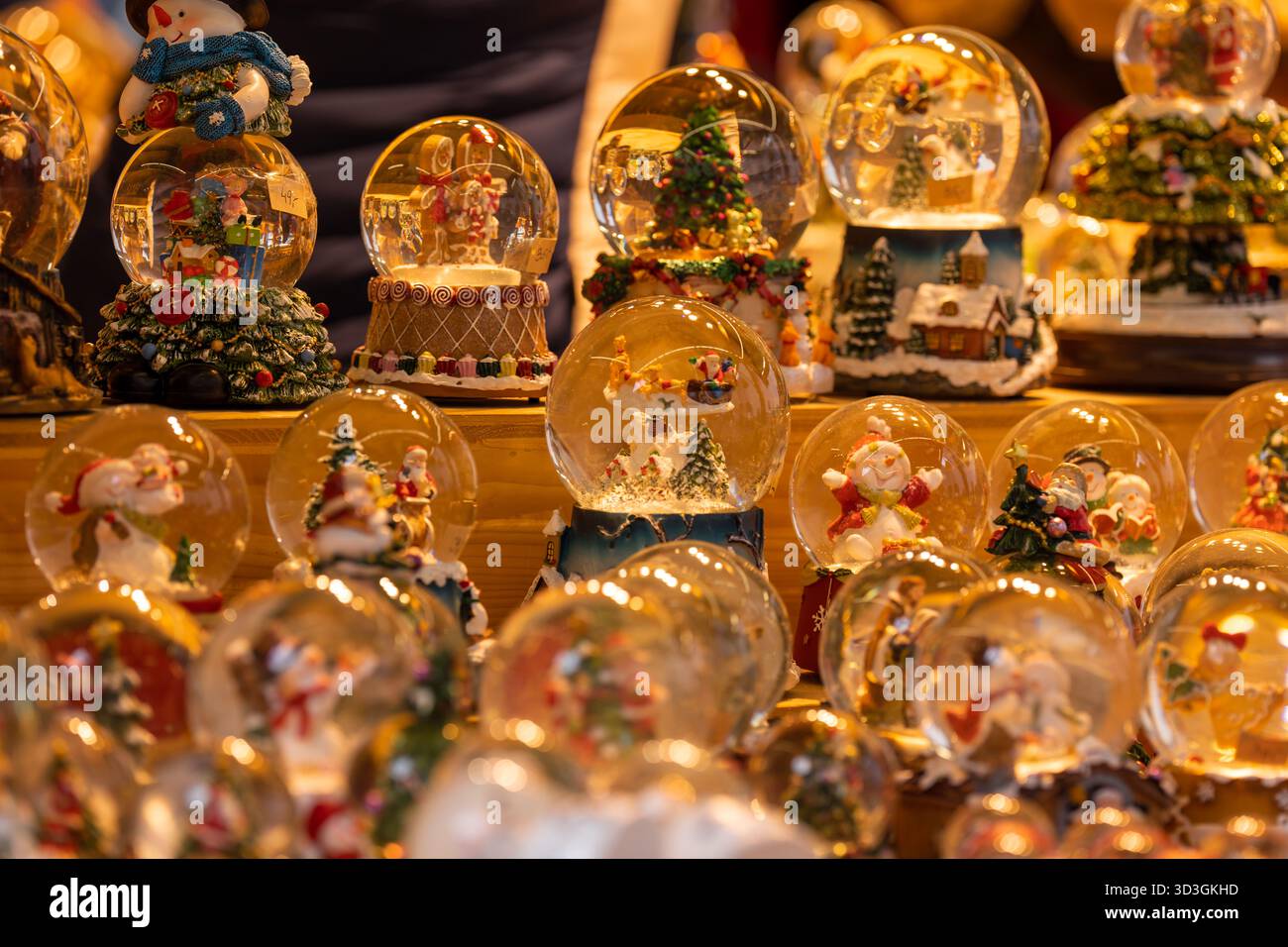 Salzburg, Österreich - 23. Dezember 2024: Schneekugeln aus Glas auf dem Salzburger Weihnachtsmarkt Stockfoto