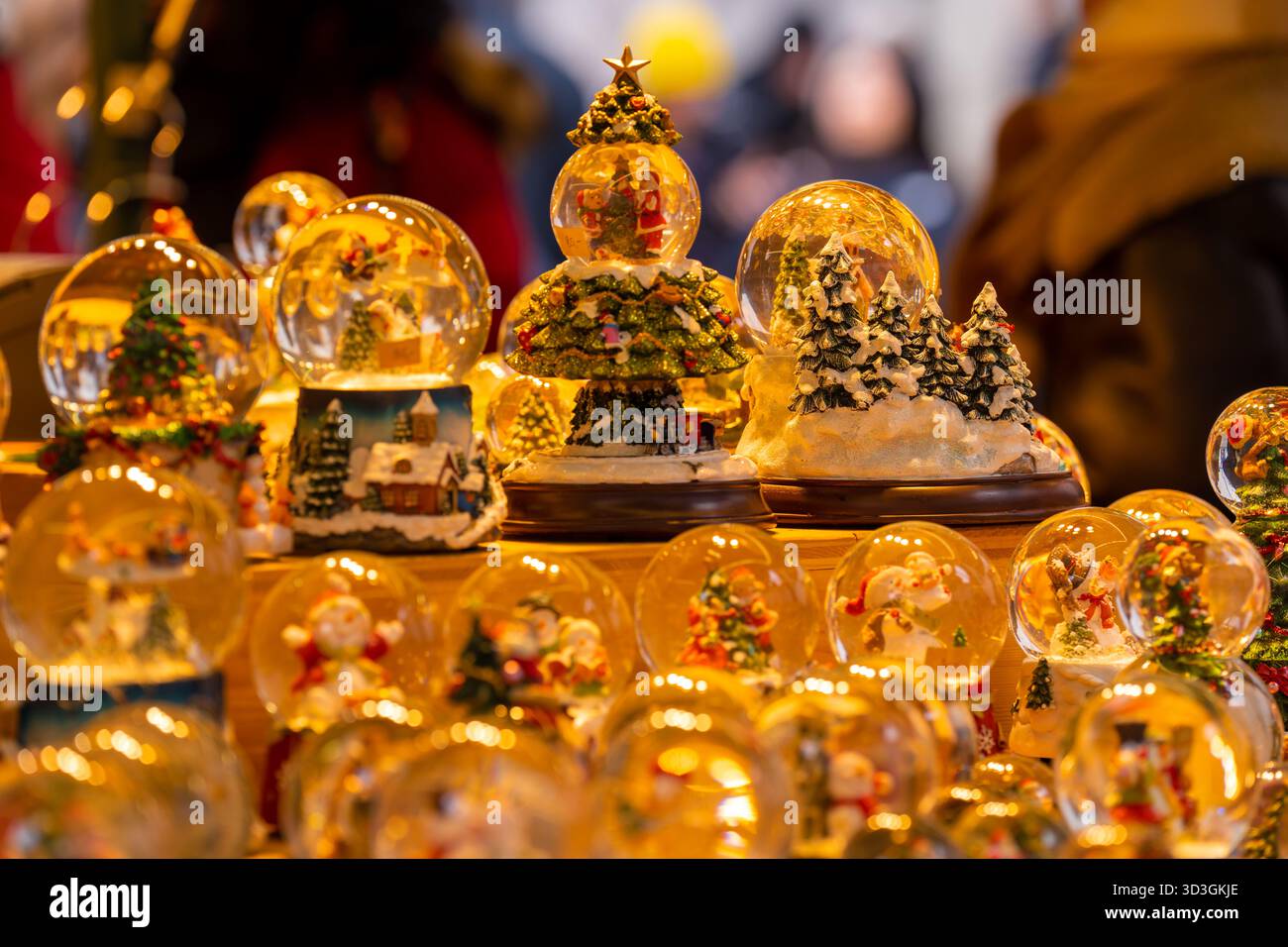 Salzburg, Österreich - 23. Dezember 2024: Schneekugeln aus Glas auf dem Salzburger Weihnachtsmarkt Stockfoto
