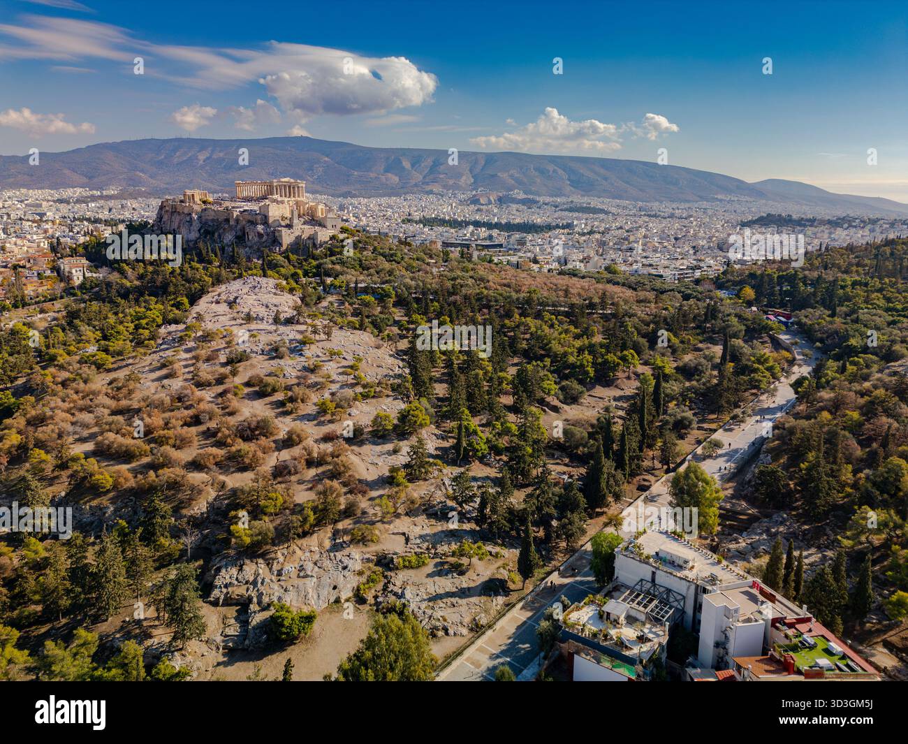 Aus der Vogelperspektive erhebt sich die antike Akropolis majestätisch über der Stadt, ein Zeugnis der Geschichte im modernen Athen, Central Athens Regional Unit, Gr Stockfoto