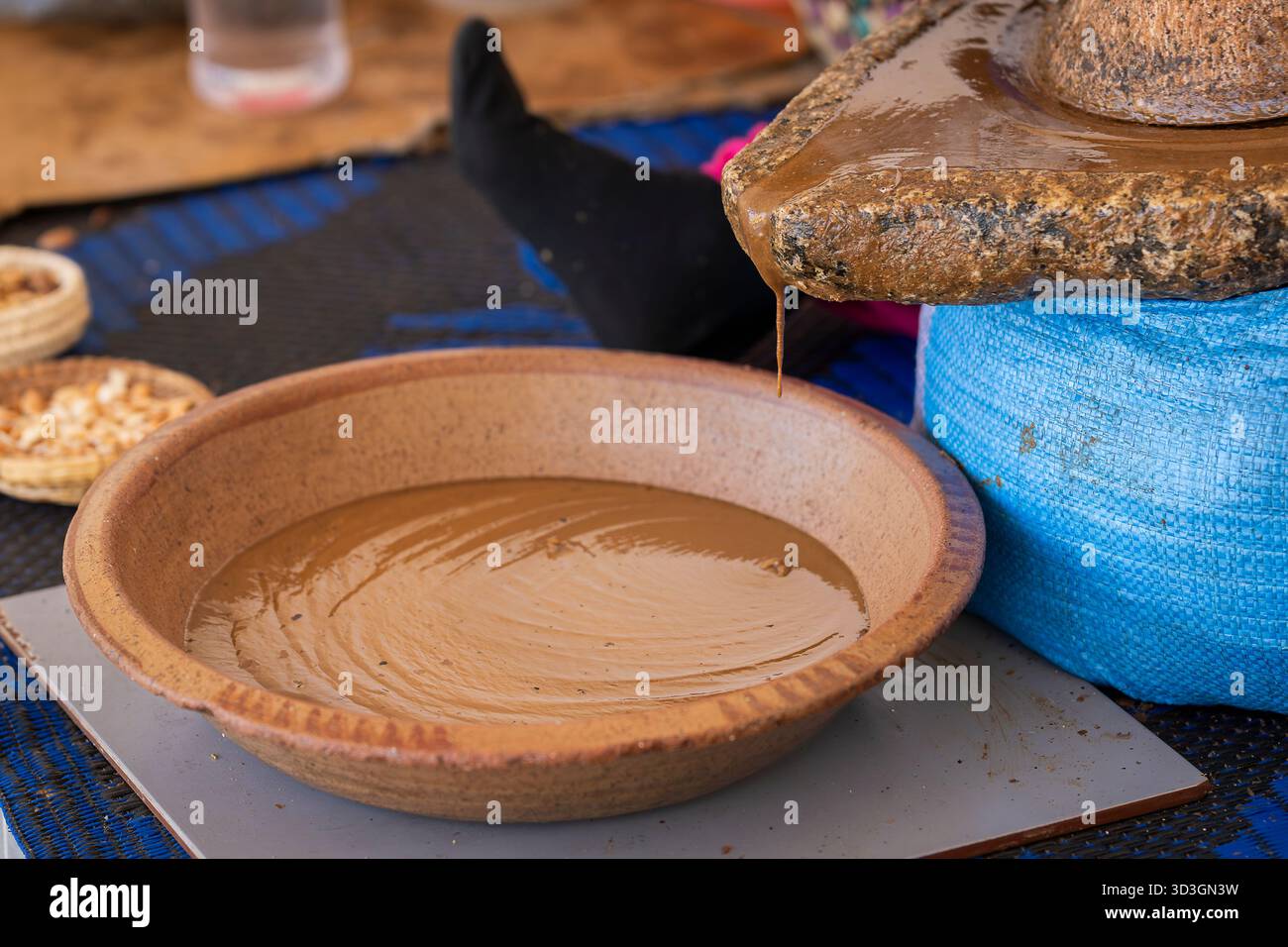 Arganölgewinnung durch traditionelle Steinmühle. Traditionelle Arganölgewinnung aus Essaouira, Marokko. Stockfoto