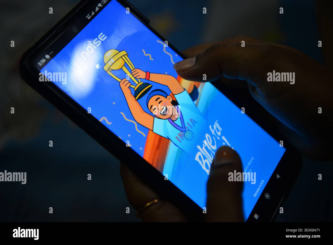 Siliguri, Westbengalen, Indien. November 2025. Eine Indianerin hält ihr Handy, während sie ihre tragbare Anwendung für Smart Watch synchronisiert und aktualisiert, die auch mit ihrem Handy gekoppelt ist. Sie zeigt das spezielle App-Symbol für Noise Fit Smart Watch, um den Weltmeisterschaftssieg des indischen Women's Cricket Teams in Siliguri zu feiern. (Kreditbild: © Diptendu Dutta/ZUMA Press Wire) NUR REDAKTIONELLE VERWENDUNG! Nicht für kommerzielle ZWECKE! Stockfoto