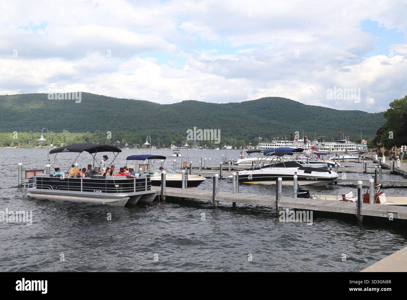 12. Juli 2020: Boote auf dem Lake George Stockfoto