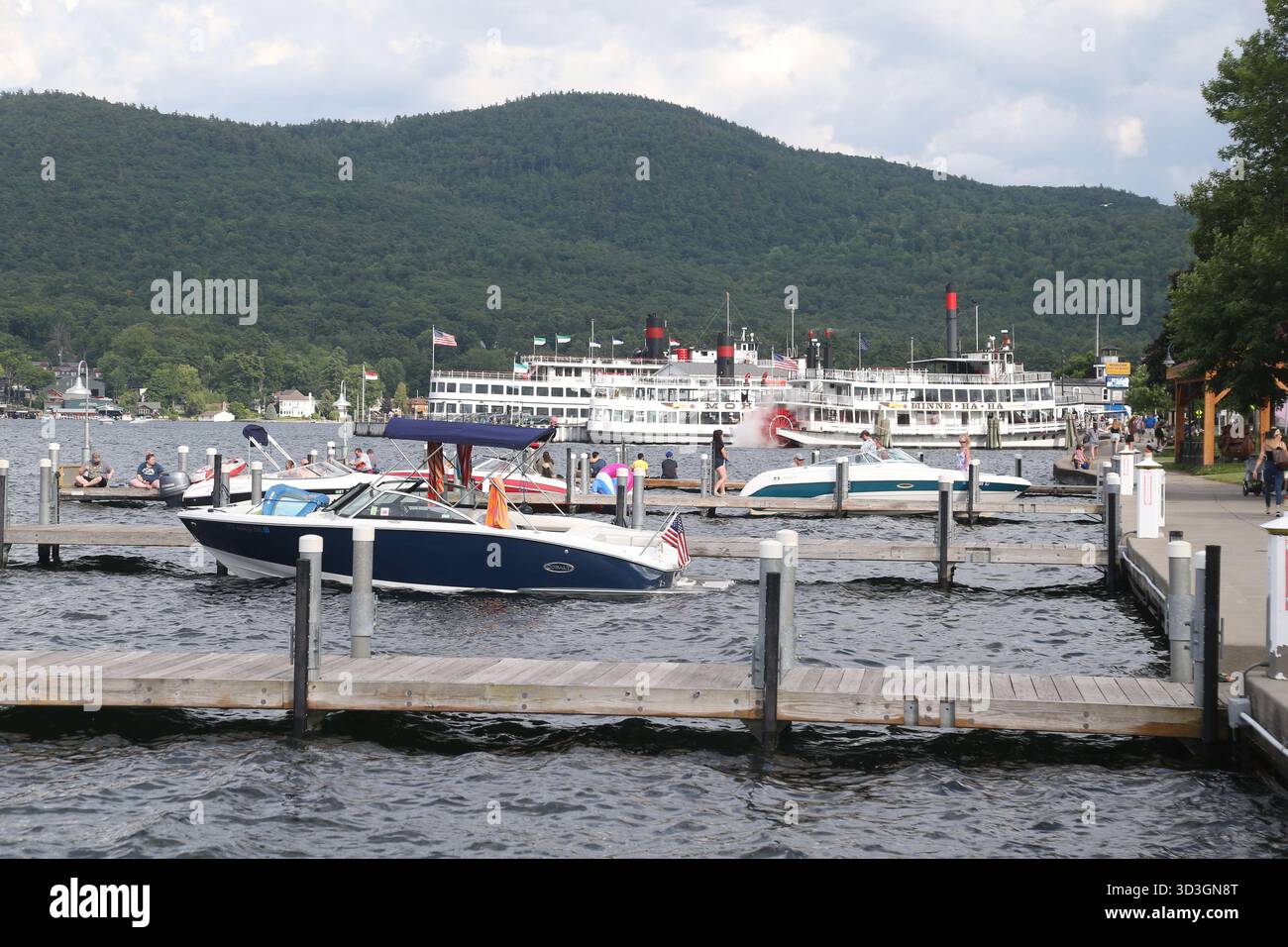 12. Juli 2020: Boote auf dem Lake George Stockfoto