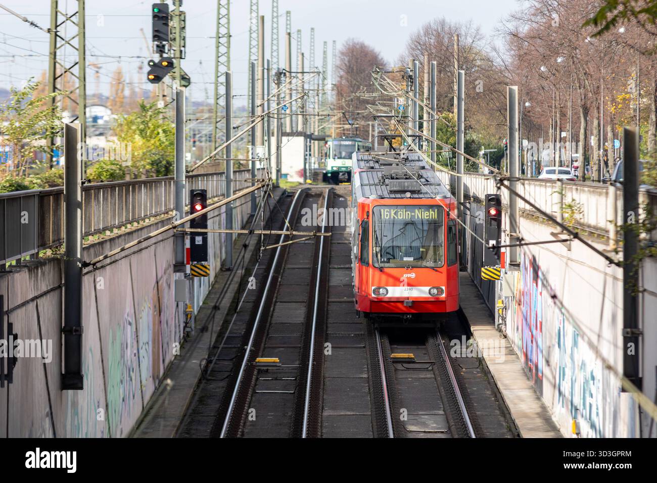 Stadtbahnlinie U16 verlässt Tunnel am Bonner Hauptbahnhof Richtung Köln. Bonn. Eine Bahn der Linie U16 nach Köln-Niehl fährt aus dem U-Bahn-Tunnel am Bonner Hauptbahnhof an die Oberfläche. Kurz nach dem Tunnelportal setzt sie ihre Fahrt oberirdisch in Richtung Köln fort. Aufnahme vom 04.11.2025. Bonn Innenstadt Nordrhein-Westfalen Deutschland *** Stadtbahnlinie U16 verlässt den Tunnel am Bonner Hauptbahnhof in Richtung Köln Bonn Bonn Ein Zug der Linie U16 nach Köln Niehl verlässt den unterirdischen Tunnel am Bonner Hauptbahnhof und fährt kurz nach dem Tunnelportal auf die Oberfläche Stockfoto