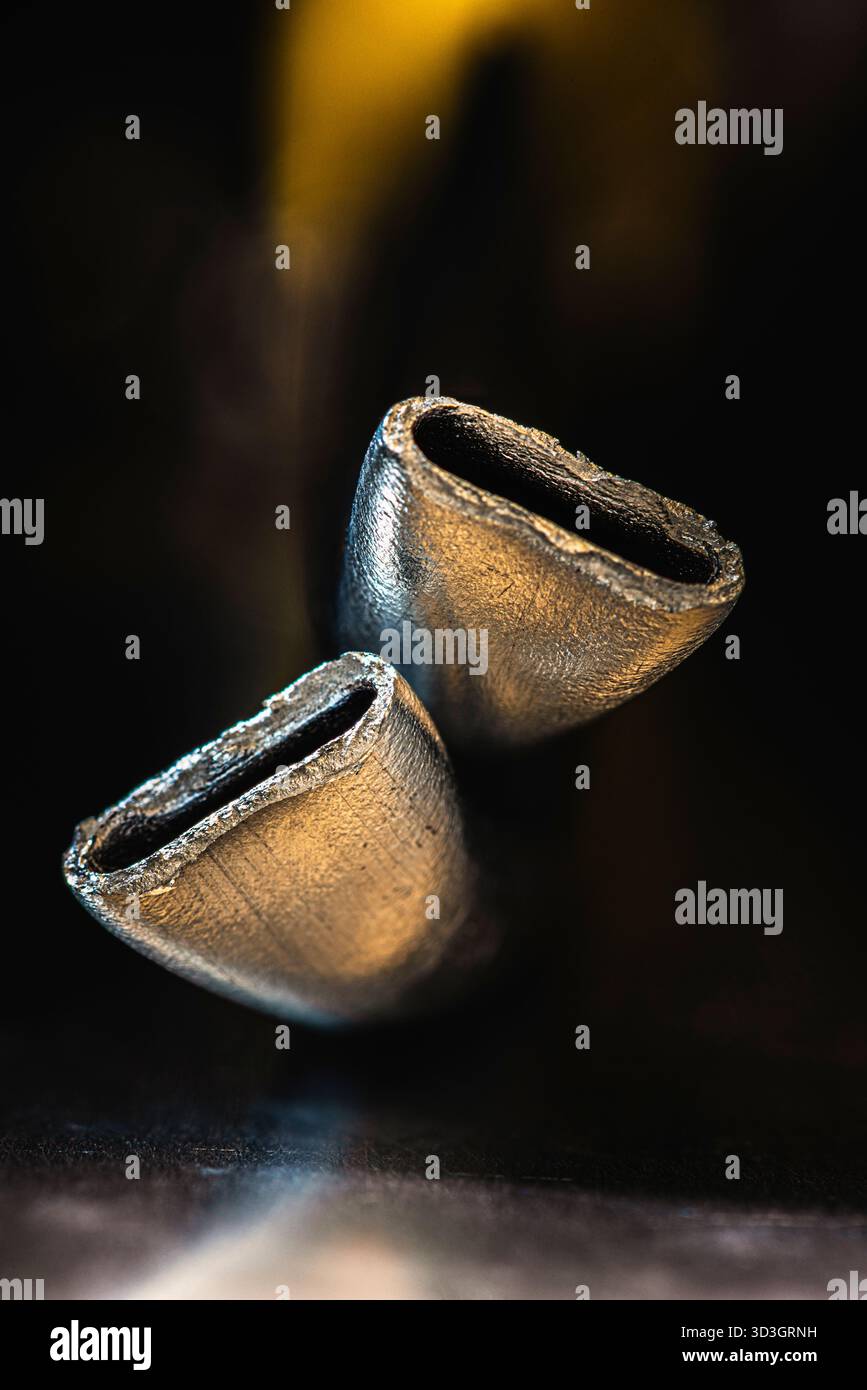 Nahaufnahme von Aluminiumprofilen, die strukturelle Geometrie, eine künstlerische Sicht auf Metall in einer industriellen Umgebung, enthüllen. Stockfoto
