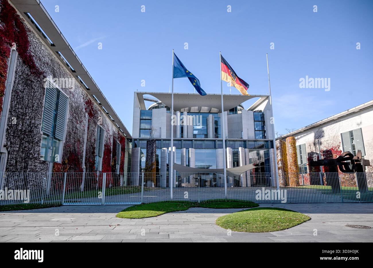 Berlin, Deutschland. November 2025. Vertreter der Industrie und der Regierung treffen sich beim Stahlgipfel im Bundeskanzleramt. Bundeskanzler Merz berät sich mit Vertretern der Industrie und der länder, wie die notleidende Stahlindustrie unterstützt werden kann. Quelle: Britta Pedersen/dpa/Alamy Live News Stockfoto