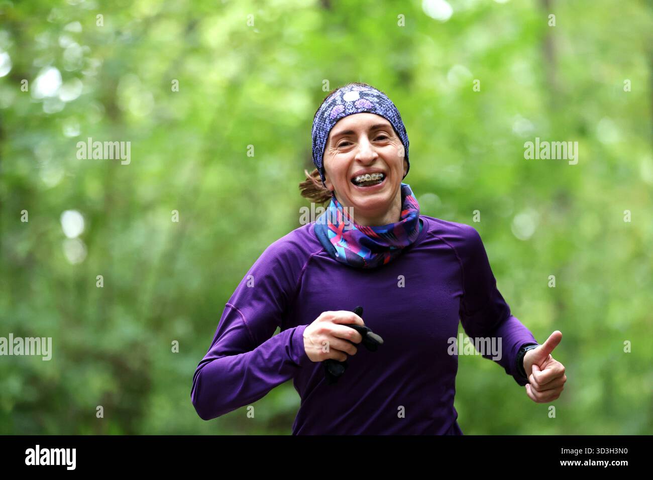 Frau Trail läuft auf einem Forest Trail Stockfoto