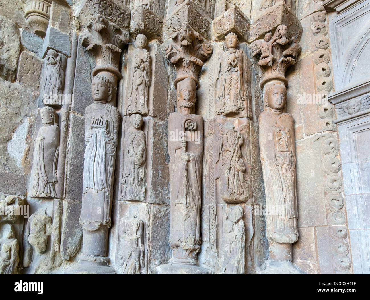 Steingeschnitzte Figuren Eingang Iglesia de San Esteban, romanische Kirche, SOS del Rey Católico, Cinco Villas Zaragoza Provinz, Aragon, Spanien, Europa Stockfoto