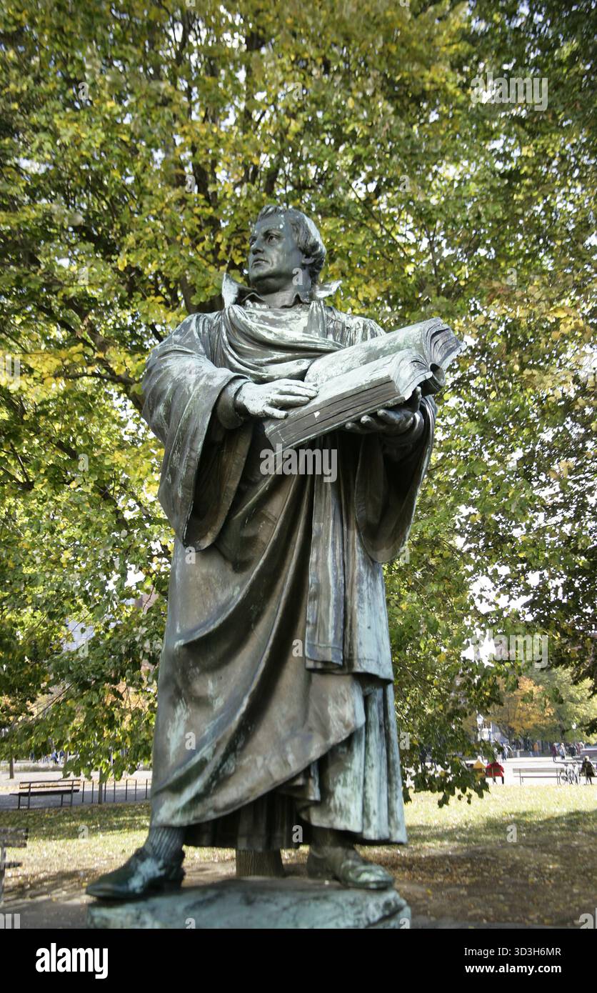 Martin Luther (1483-1546). Deutscher Theologe und Augustiner-Mönch. Statue von Martin Luther neben der Marienkirche in Berlin. Sie wurde 1895 von Paul Martin Otto (1846–1893) und Robert Toberentz (1849–1895) geschaffen. Luther ist mit einer offenen Bibel dargestellt, die eine ihrer Seiten berührt. Es war ursprünglich die zentrale Figur eines großen Denkmals, das 1945 zerstört wurde. Bronze. Autor: Paul Martin Otto (1846-1893). Deutscher Bildhauer. Robert Toberentz (1849-1895). Deutscher Bildhauer. Stockfoto