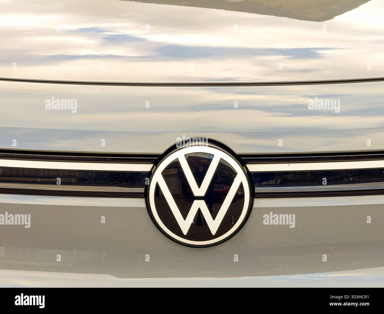 Woodstock, Oxfordshire, England, Großbritannien - 8. Oktober 2025: Nahaufnahme des Abzeichens auf der Vorderseite eines VW Volkswagen Autos - Smartphone-aufgenommenes Stockfoto