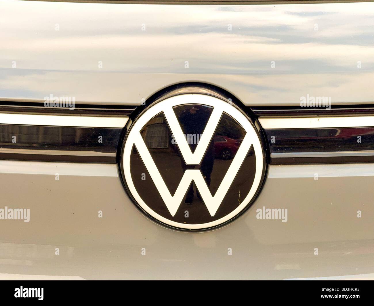 Woodstock, Oxfordshire, England, Großbritannien - 8. Oktober 2025: Nahaufnahme des Abzeichens auf der Vorderseite eines VW Volkswagen Autos - Smartphone-aufgenommenes Stockfoto