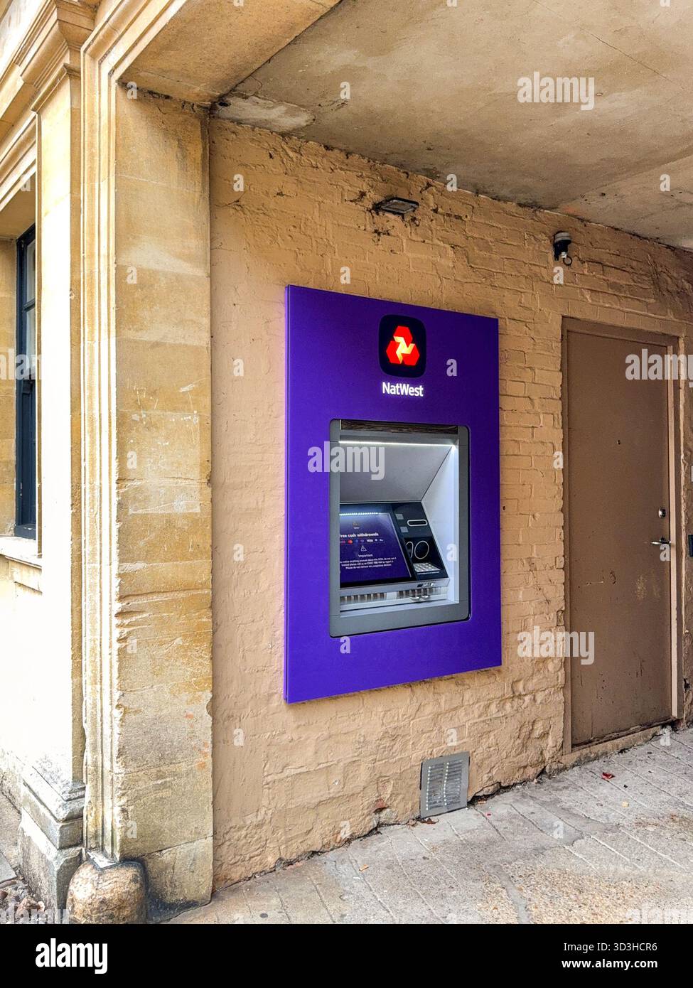 Woodstock, Oxfordshire, England, Großbritannien - 8. Oktober 2025: Geldautomat in der Wand eines Gebäudes in der Stadt Woodstock - Smartphone-aufgenommenes Stockfoto