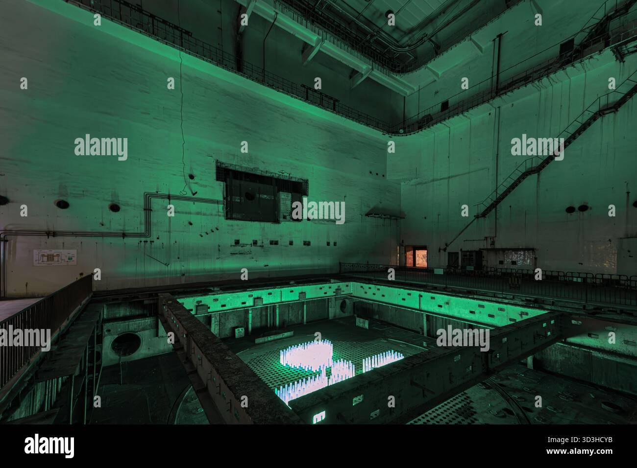 816 Nuclear Town, China - 12. Oktober 2025: Blick auf das verlassene Industrieinnere mit einem grünen Leuchten, das den kahlen, kalten Beton beleuchtet Stockfoto