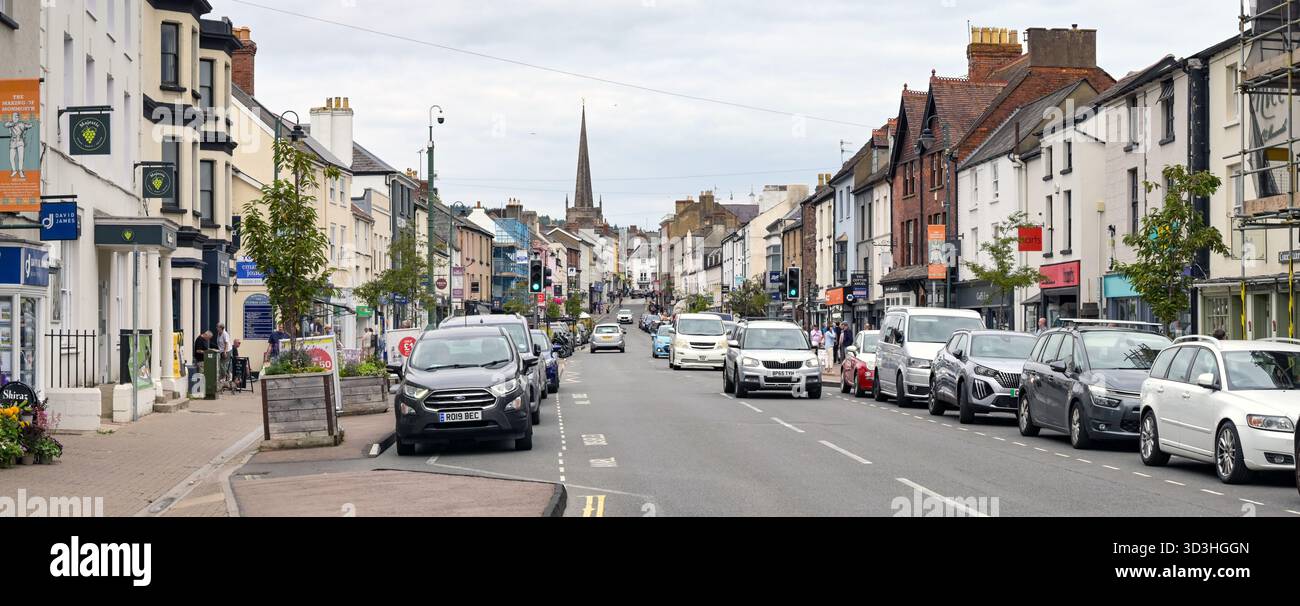 Monmouth, Monmouthshire, Wales - 23. August 2025: Verkehr auf der Hauptstraße der Stadt Monmouth Stockfoto