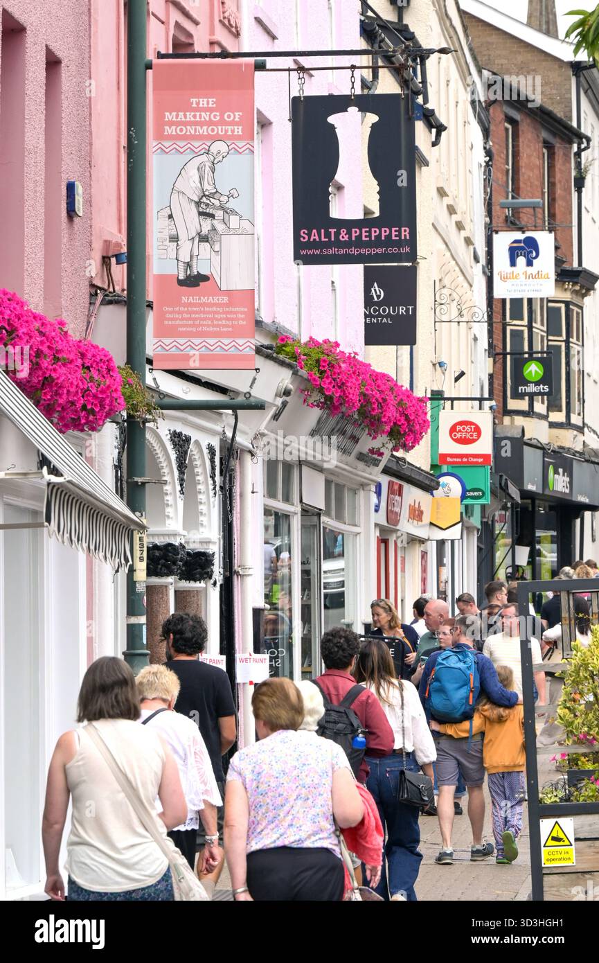Monmouth, Monmouthshire, Wales - 23. August 2025: Menschen in der Haupteinkaufsstraße von Monmouth Stockfoto