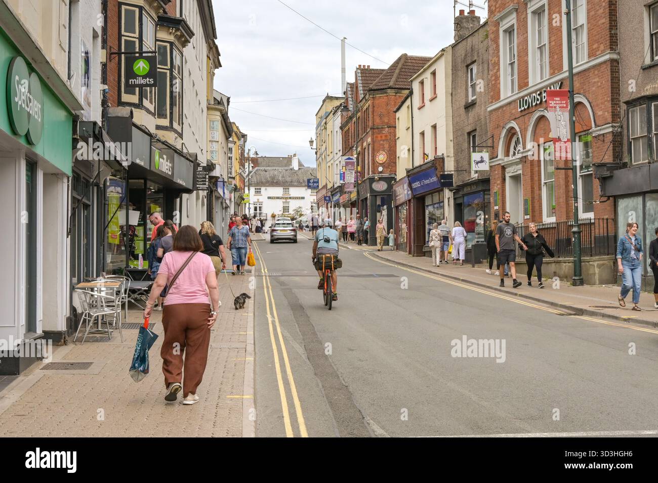Monmouth, Monmouthshire, Wales - 23. August 2025: Menschen in der Hauptstraße von Monmouth Stockfoto