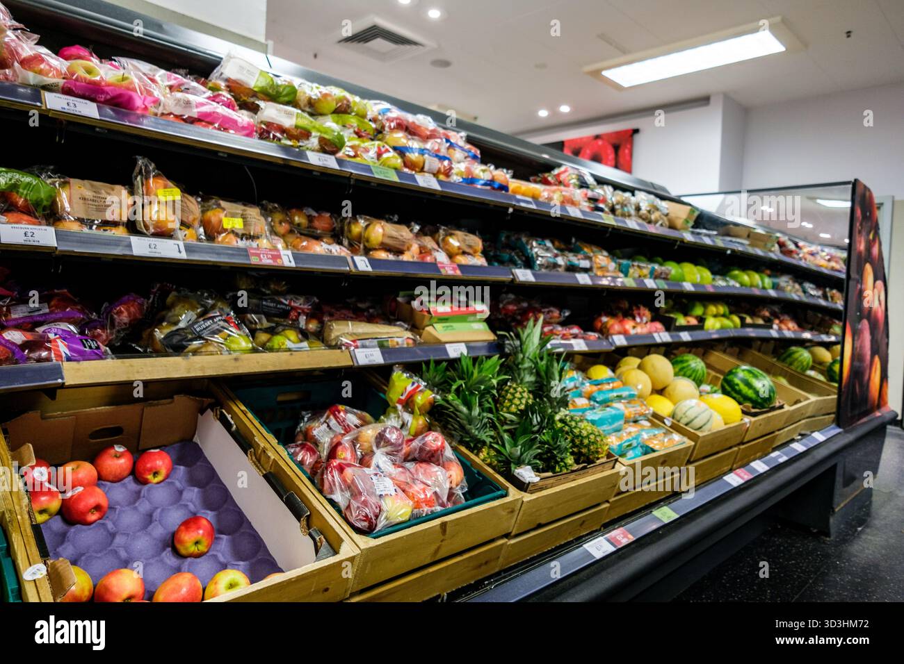 London UK, 06. November 2025, Auswahl an gesunden frischen vegetarischen Früchten Stockfoto