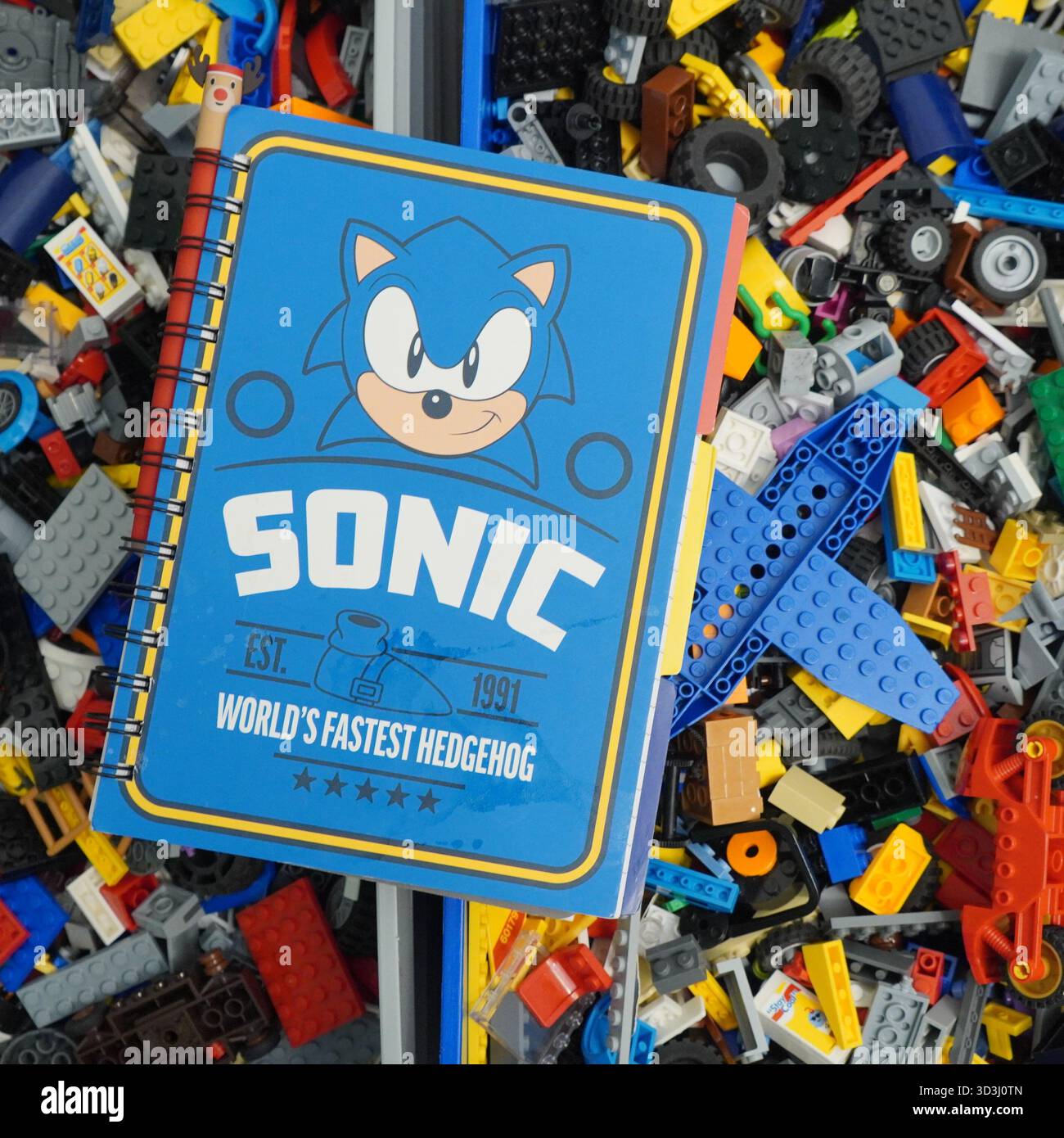 Ein Buch, das auf Lego-Ziegeln liegt Stockfoto