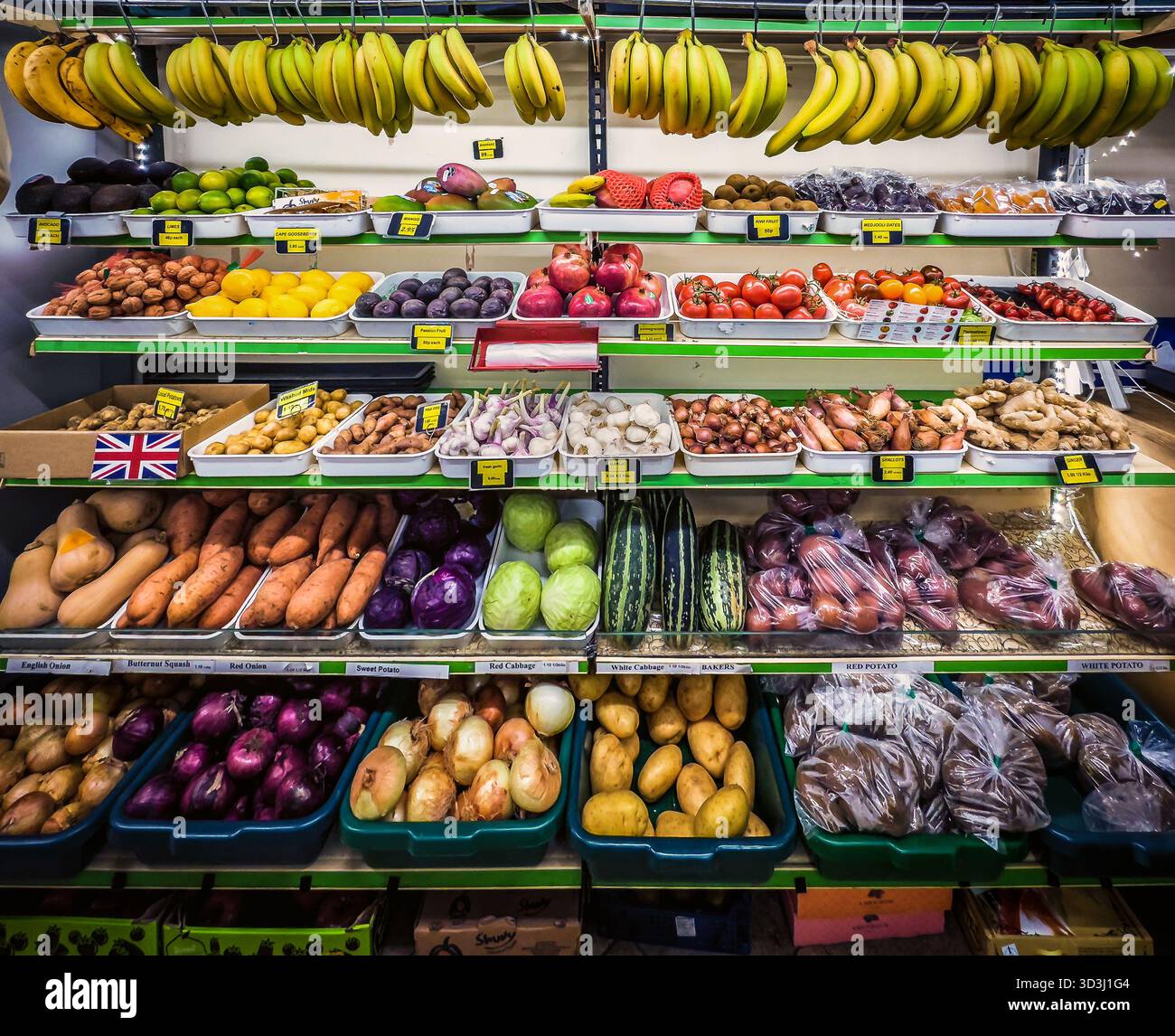 East Sussex, England, 23. August 2023, Blick auf einige Obst- und Gemüsesorten in den Regalen eines Roggenladens Stockfoto