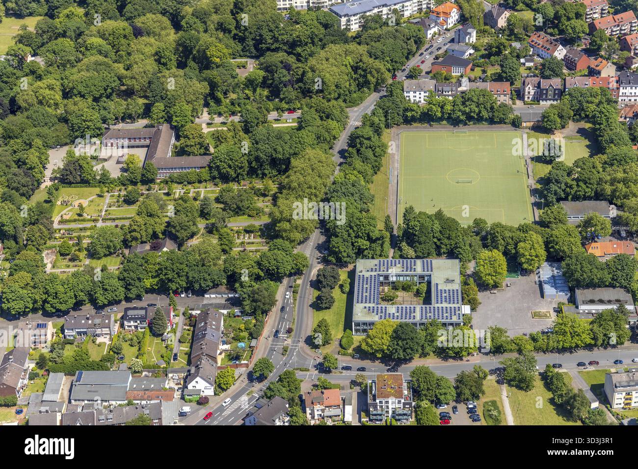 Luftaufnahme der Hans-Tilkowski-Schule mit angrenzendem Kunstrasenfeld, Volkspark-Sportplatz an der Edmund-Weber-Straße in Roehlinghausen in ihr Stockfoto
