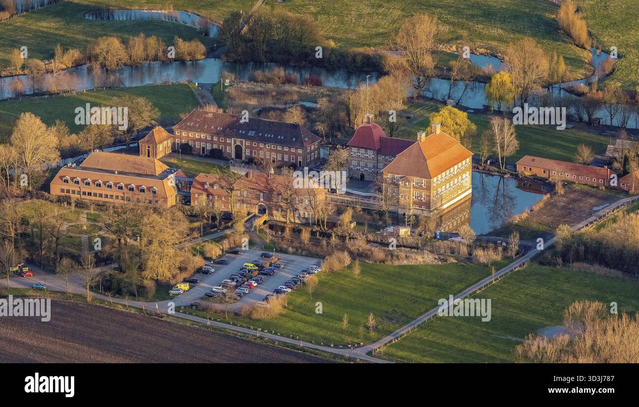 Die Burg Oberwerries ist eine zweiflügelige Wasserburg in der Lippaue des Landkreises Hamm-Heessen. Gefüllte Transplantate nach dem Bau, Stockfoto