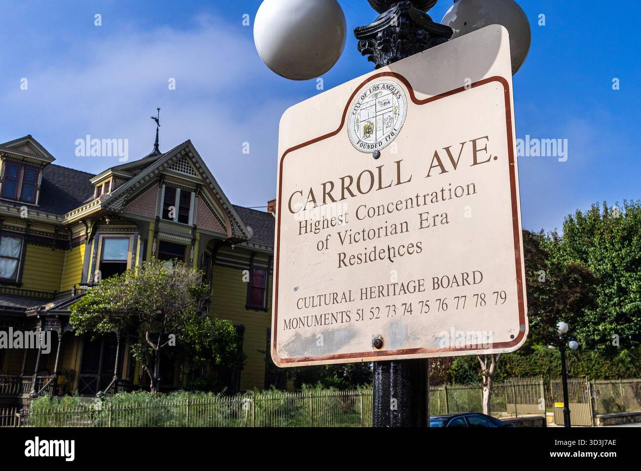 Schild, das die Carroll Avenue im Viertel Echo Park von Los Angeles als „höchste Konzentration an Residenzen aus der viktorianischen Ära“ bezeichnet. Stockfoto