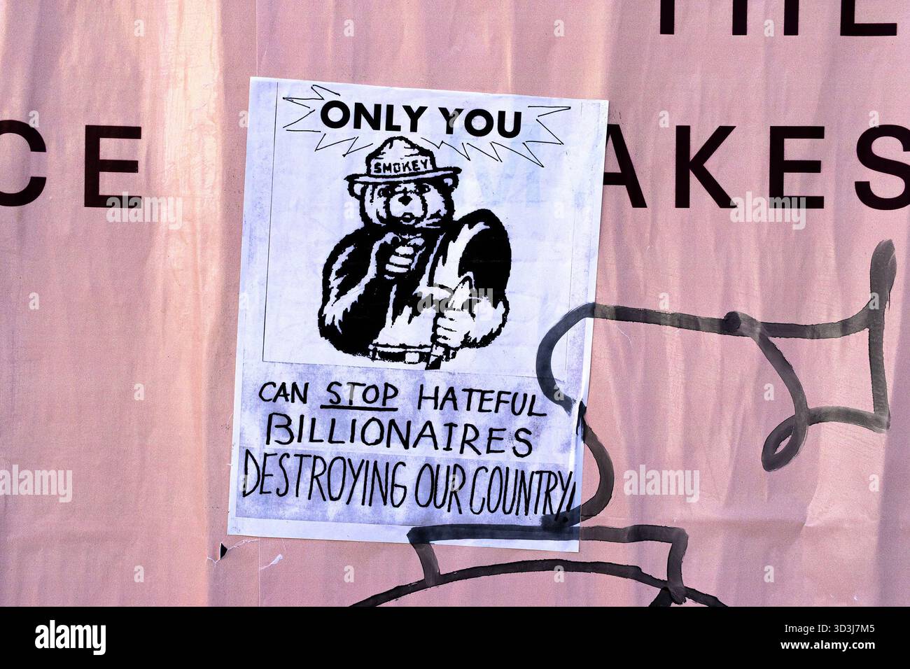 Wheatpaste-Poster von Smokey the Bear mit der Aufschrift "nur du kannst aufhören, hasserfüllte Milliardäre unser Land zu zerstören", Anti-Oligarchie-Protestkonzept Stockfoto