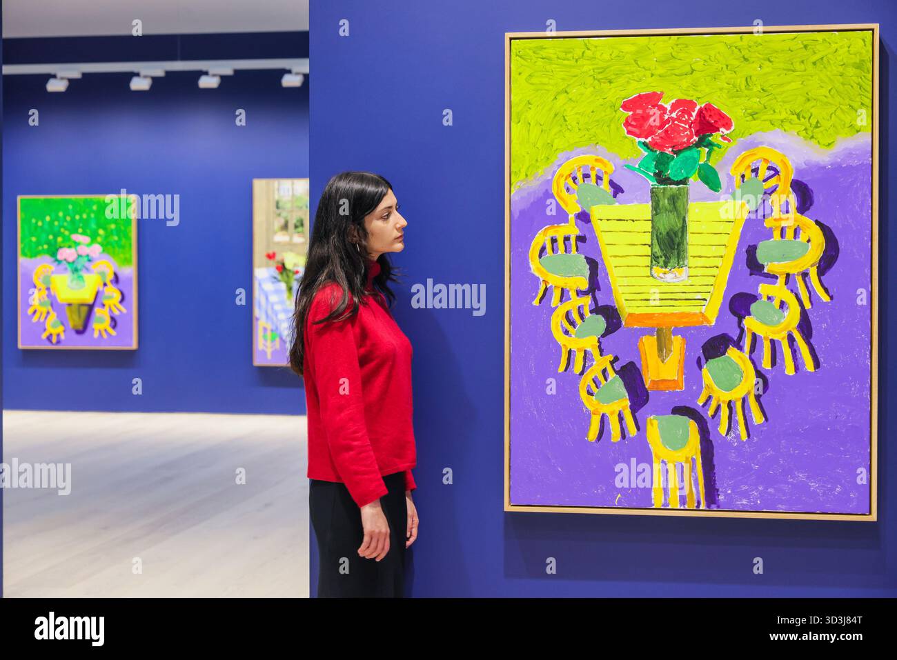 London, Großbritannien. November 2025. Mitarbeiter mit Red Roses on Show, August 2025, und andere Arbeiten im Raum dahinter. 'Einige sehr, sehr, sehr neue Gemälde, die noch nicht in Paris gezeigt wurden' Debüts, die nie zuvor in David Hockneys Londoner Atelier in den letzten sechs Monaten fertiggestellt wurden. Die Ausstellung ist die Eröffnungsausstellung im neuen Raum von Annely Juda Fine Art auf dem Hannover Platz. Quelle: Imageplotter/Alamy Live News Stockfoto