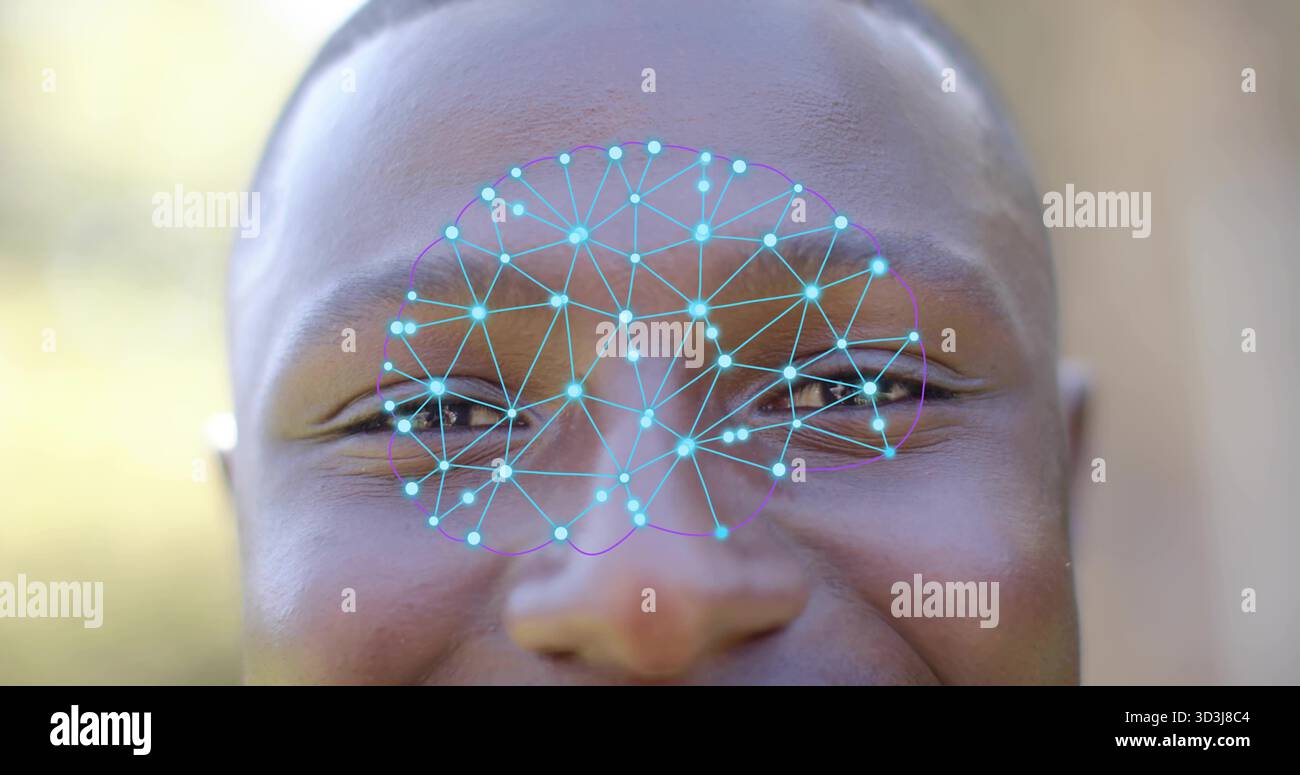 Lächelnder erwachsener Mann mit kurzen Haaren, der das Gesicht draußen bei Tageslicht zeigt, mit blauem holografischem Überzug Stockfoto