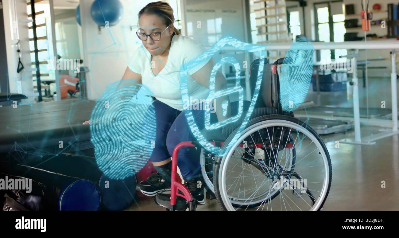 Sich nach vorne lehnen und die Frau in Sportbekleidung in der Reha-Turnhalle mit Rollstuhl und Sicherheitsüberzug stützen Stockfoto