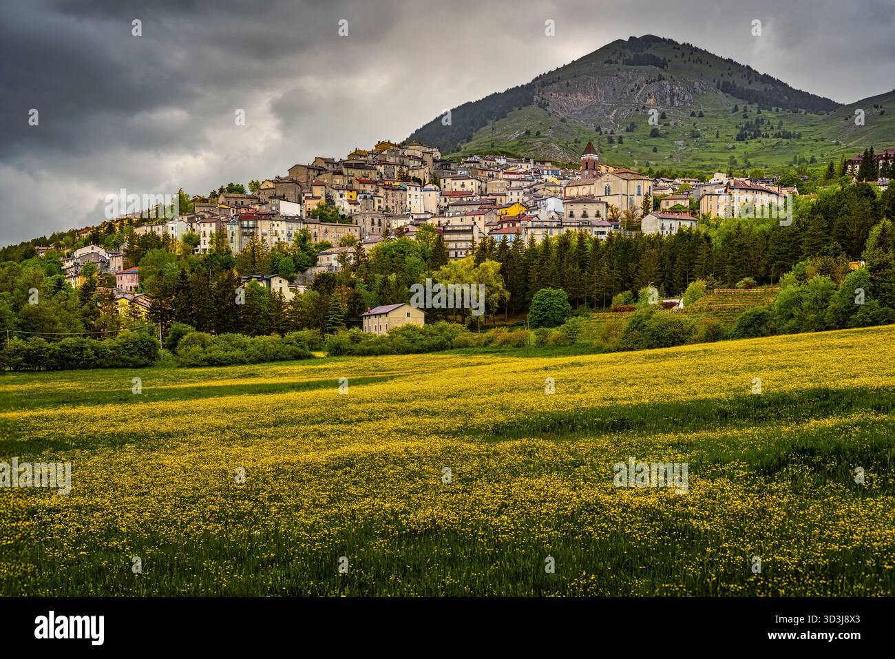 Das touristische Zentrum von Rivisondoli ist berühmt für seine Wintersportarten, Naturausflüge und lebendige Krippe. Rivisondoli, Abruzzen, Italien Stockfoto