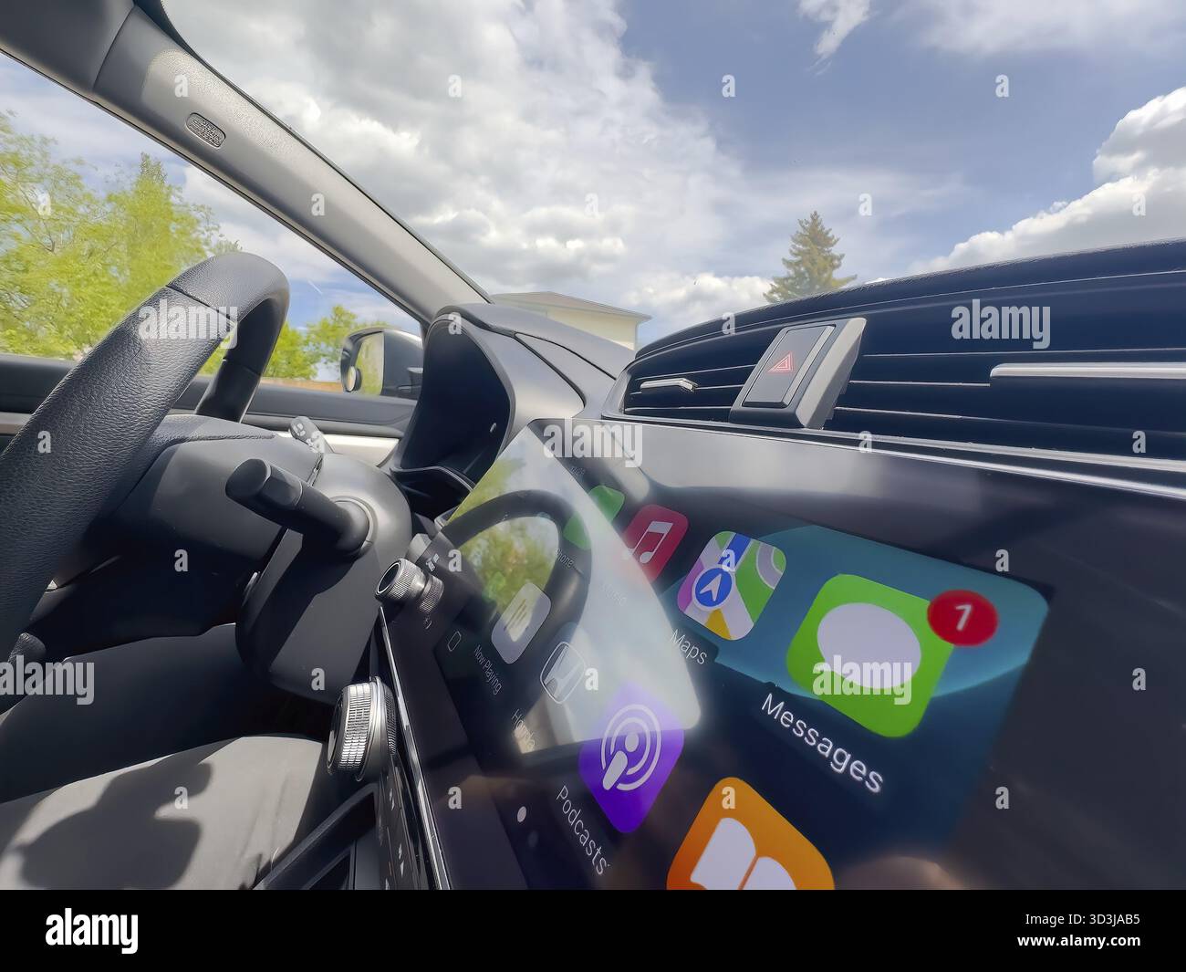 Calgary, Alberta, Kanada. Juni 2025. Eine dynamische Aufnahme im Auto zeigt ein modernes Infotainment-System mit Apple CarPlay, das die nahtlose Technologie unterstreicht Stockfoto