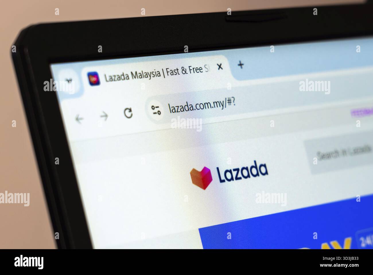New York, USA - 26. Januar 2025: Website von Lazada Malaysia mit E-Commerce-Logo und Suchleiste Stockfoto