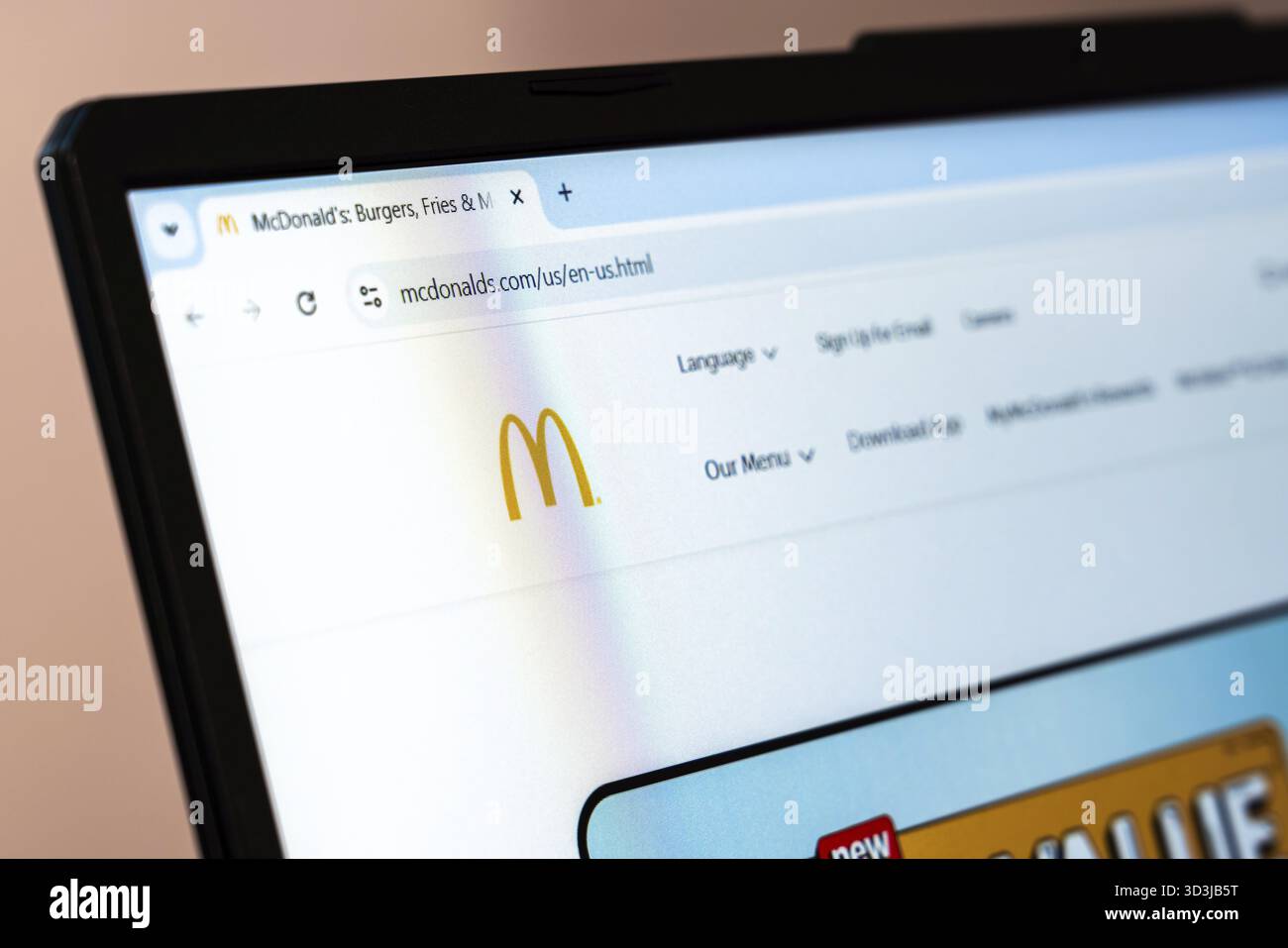 New York, USA - 26. Januar 2025: Die offizielle Homepage von McDonalds wird über einen Browser geöffnet, der Logo und Menüoptionen anzeigt Stockfoto