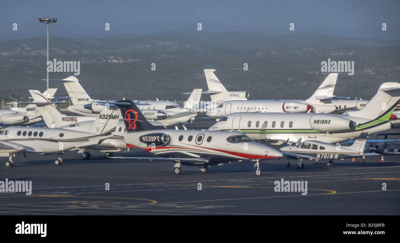 Los Cabos, Baja California Sur, Mexiko. Dezember 2024. Ein Privatjet Learjet 45 in weiß-roter Lackierung parkt auf dem Asphalt bei einem airpor Stockfoto