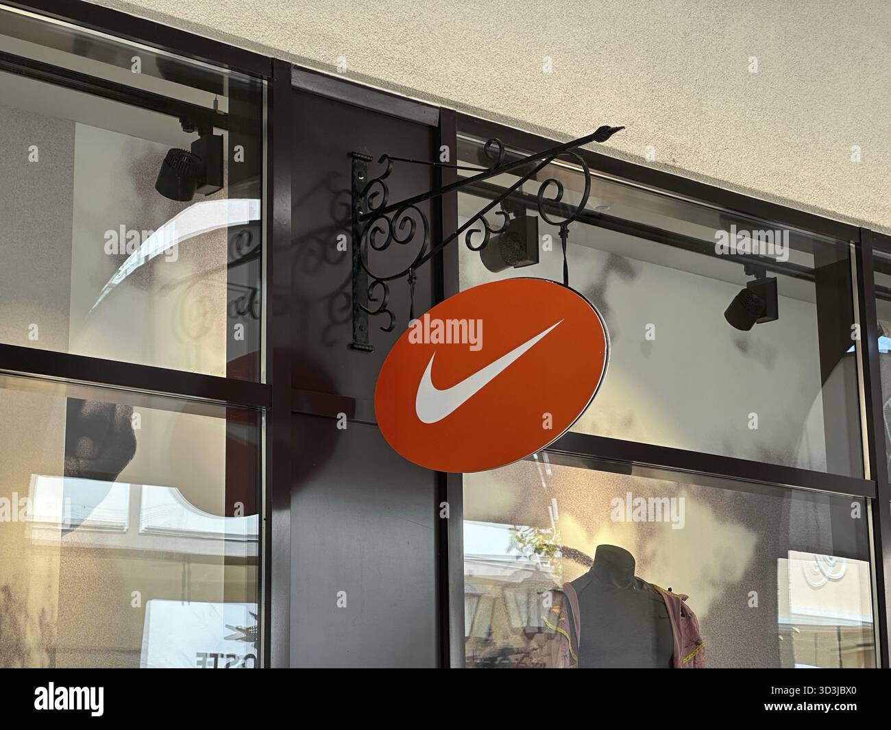 Belgrad, Serbien – 16. Juni 2024: Das Äußere eines Nike Stores zeigt das legendäre Swoosh-Logo und schafft so ein modernes Shopping-Ziel Stockfoto