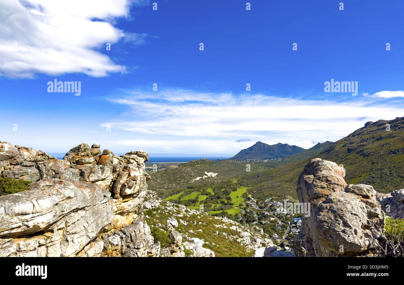 Küstenberglandschaft mit Fynbos Flora in Fish Hoek, Kapstadt Stockfoto