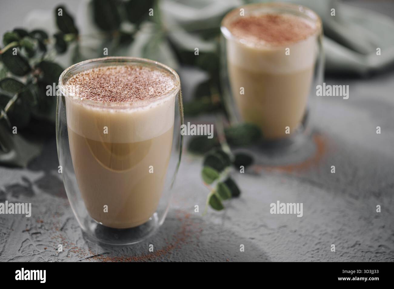 Essen, heißer Kaffee mit Milch in Glasbecher Stockfoto
