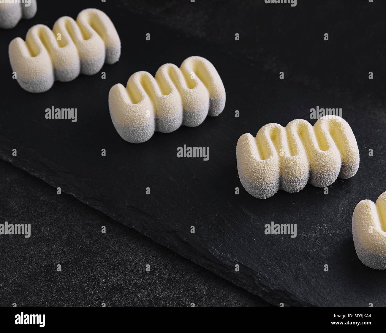 Essen, zeitgenössische drei Schokoladen Mousse Kuchen auf Stein Stockfoto
