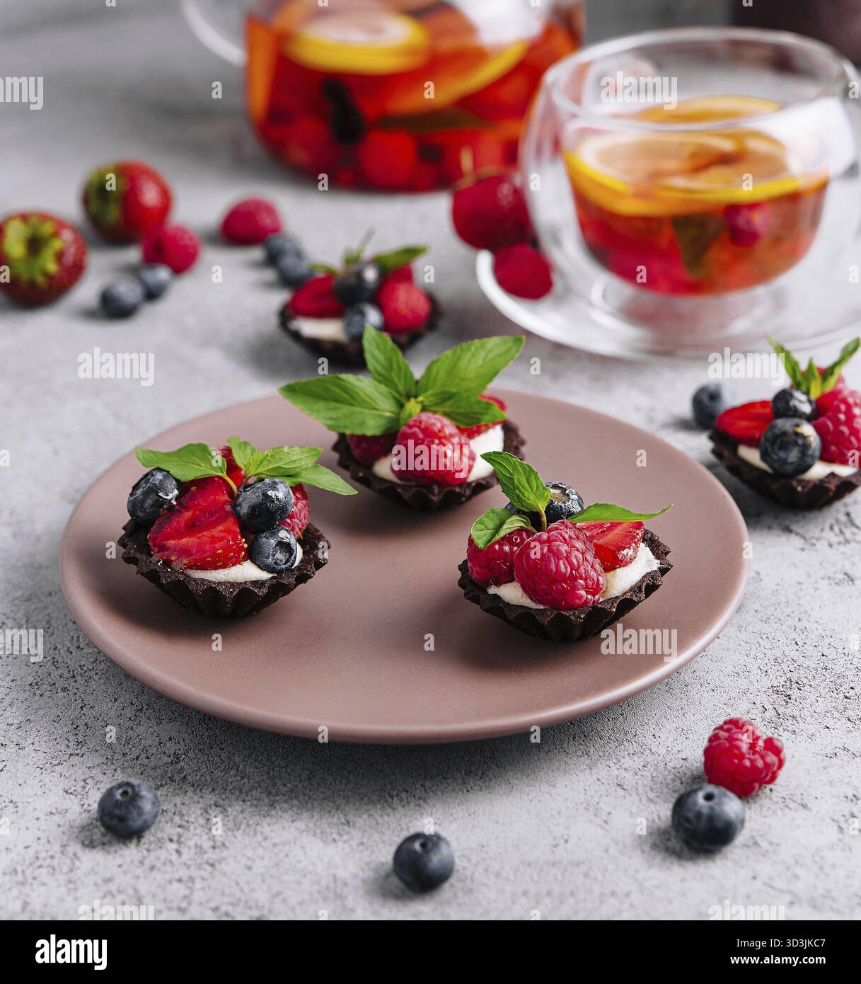 Essen, Schokoladenganache-Törtchen mit frischen Beeren Stockfoto