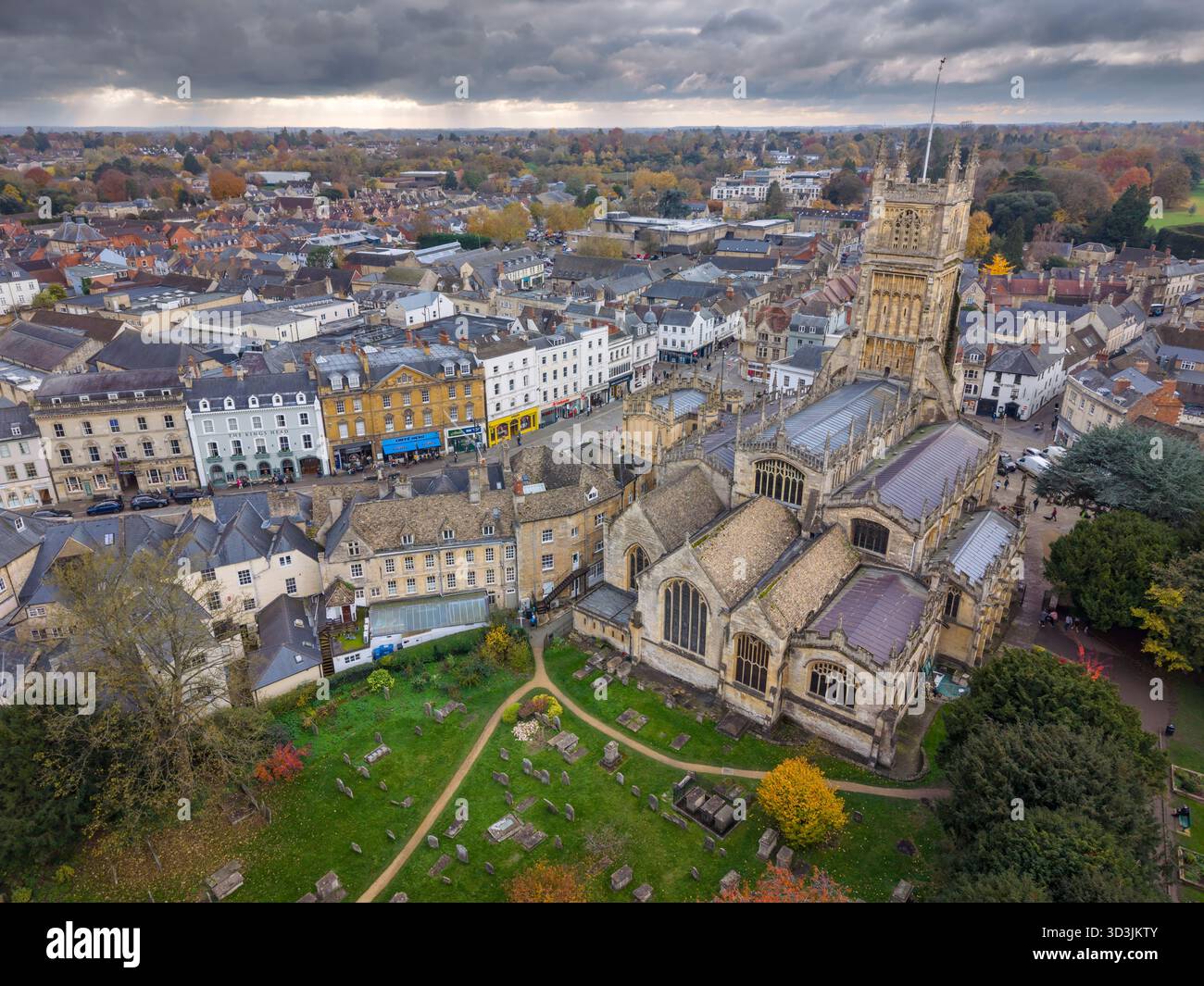 Cirencester, Gloucestershire - die St. John the Baptist Church ist das Wahrzeichen des Marktplatzes in der schönen Stadt Cirencester in Cotswold Stockfoto