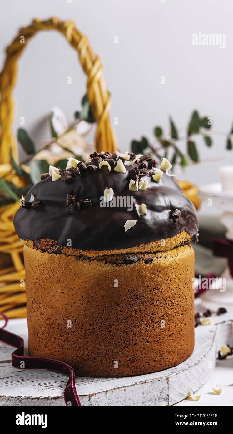 Essen, Osterkuchen auf einem Holztisch Stockfoto