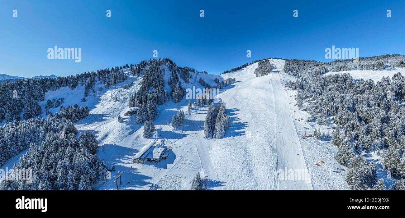 Wolkenloser Wintertag in den Bergen des Oberallgäus bei Bolsterlang im Skigebiet Hörnerbahn Ausblick auf das frisch verschneite Illertal und die Allgä Stockfoto