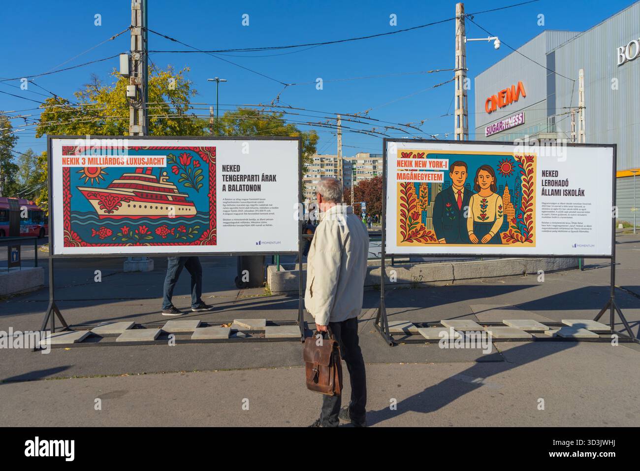 Momentum Kampagne Plakatwände in Budapest: "Für sie — 3 Milliarden Luxusyacht; für Sie — Preise am Balaton am Meer". Stockfoto