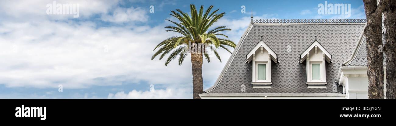 Palmier et Hotel de luxe Blanc sur ciel bleu a Saint-Tropez en France Stockfoto